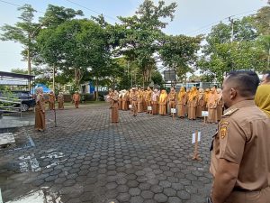 Karyawan dan Karyawati Mengikuti Apel Gabungan 
